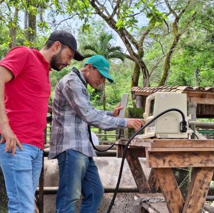 Trabajo técnico en campo con equipo de monitoreo ganadero