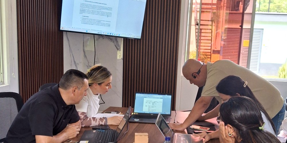 Equipo de trabajo en sesión de formación técnica